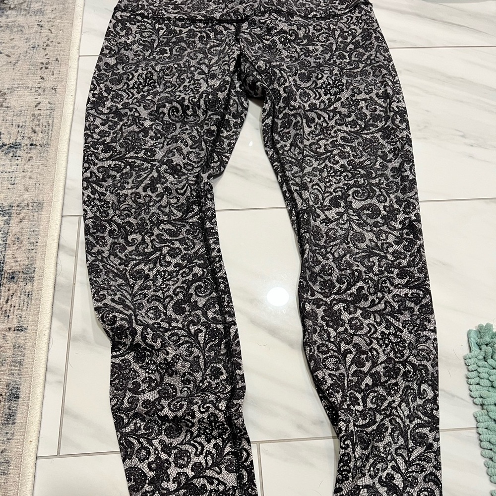 ⬇️Price Drop! Lululemon wunderunder leggings cinder lace pattern, sz12